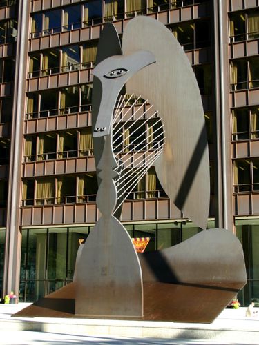 La sculpture sans titre de Picasso.